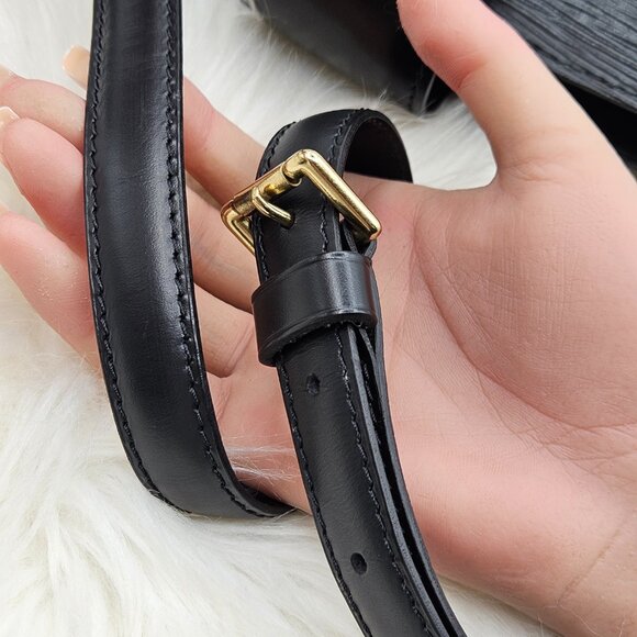 Louis Vuitton  Epi Capucines Shoulder Bag - Picture 7 of 17